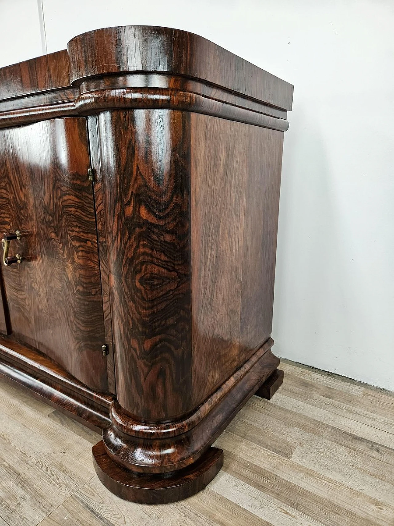 Art Deco Venetian Sideboard in Walnut Root with Internal Drawers by Levi Minzi, Padua, 1940s 9