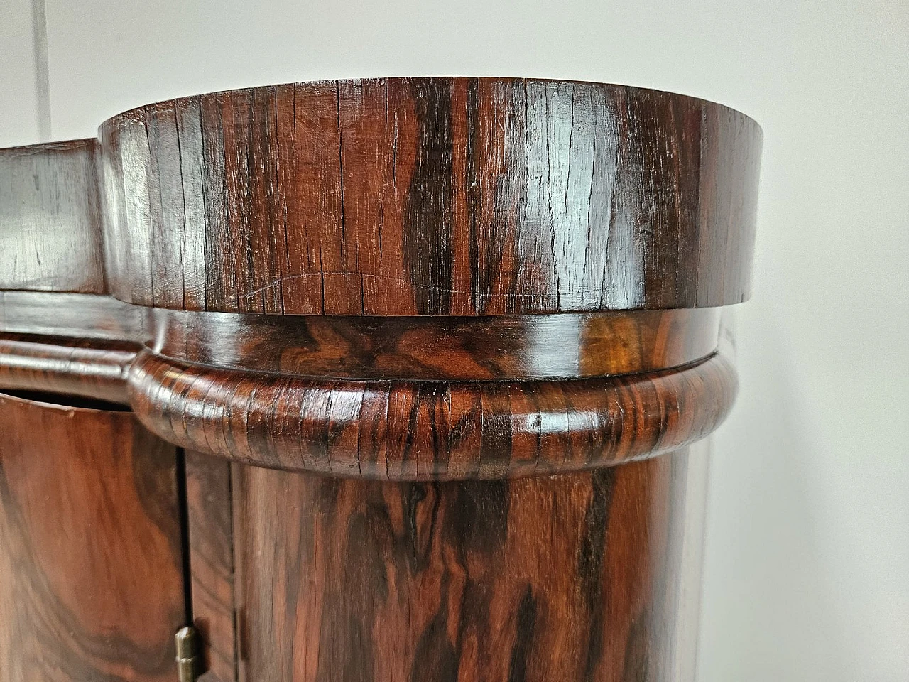 Art Deco Venetian Sideboard in Walnut Root with Internal Drawers by Levi Minzi, Padua, 1940s 11