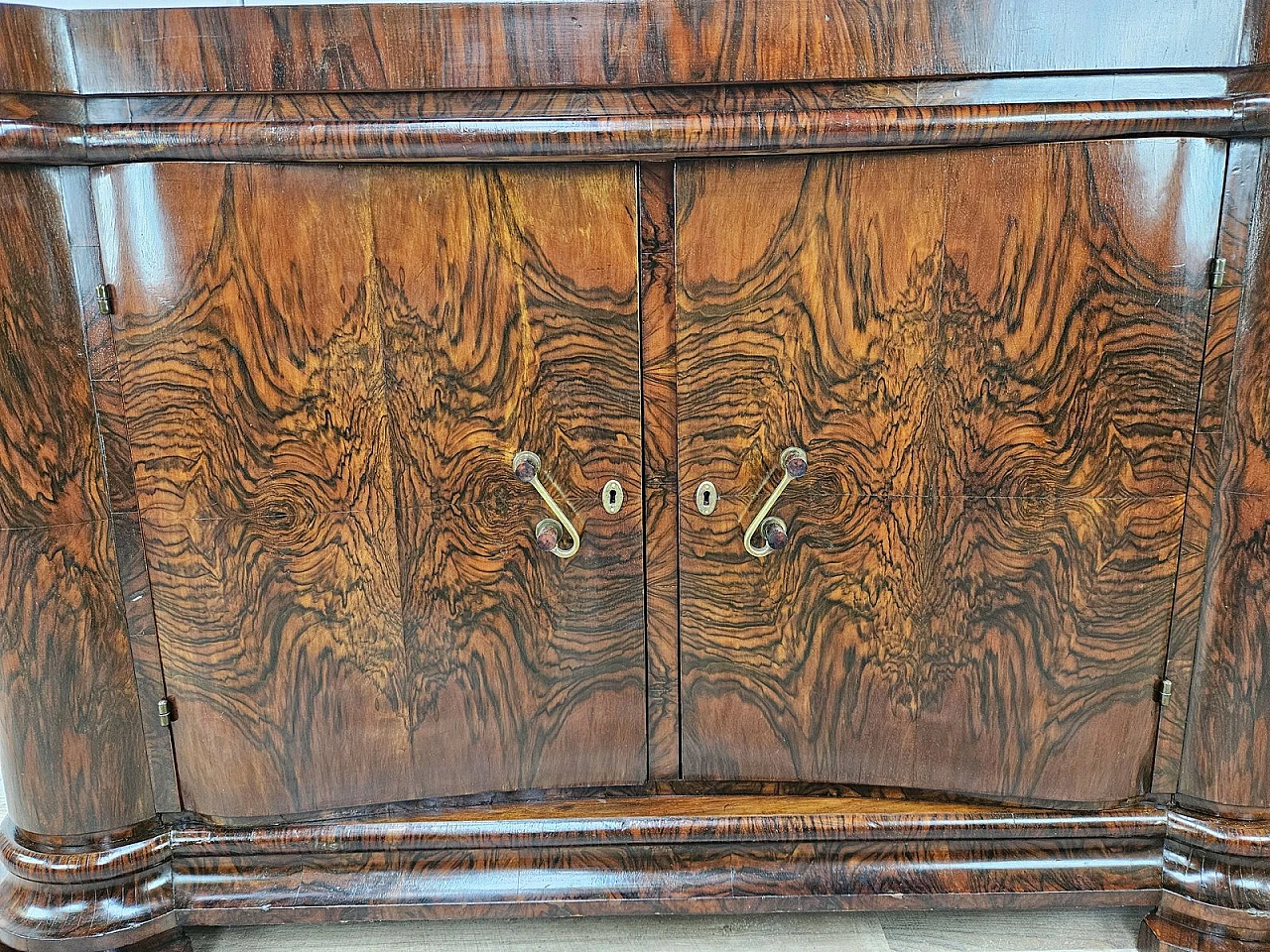 Art Deco Venetian Sideboard in Walnut Root with Internal Drawers by Levi Minzi, Padua, 1940s 13