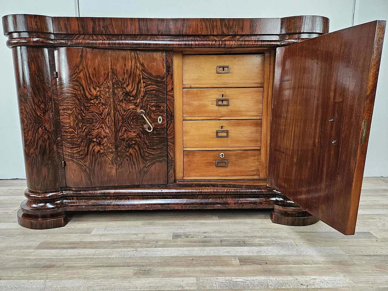 Art Deco Venetian Sideboard in Walnut Root with Internal Drawers by Levi Minzi, Padua, 1940s 18