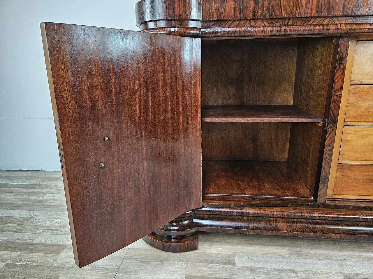 Art Deco Venetian Sideboard in Walnut Root with Internal Drawers by Levi Minzi, Padua, 1940s 20