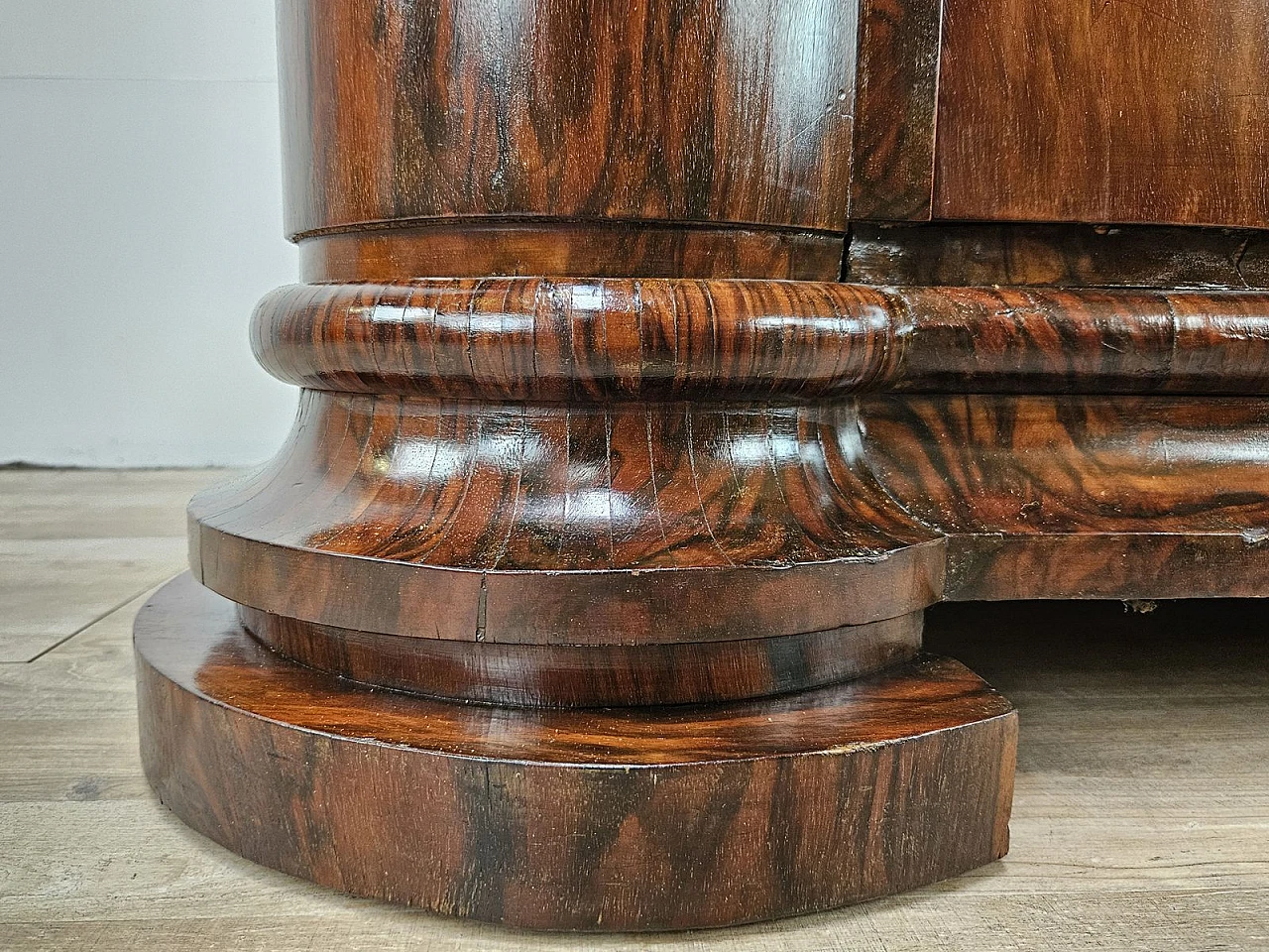 Art Deco Venetian Sideboard in Walnut Root with Internal Drawers by Levi Minzi, Padua, 1940s 29