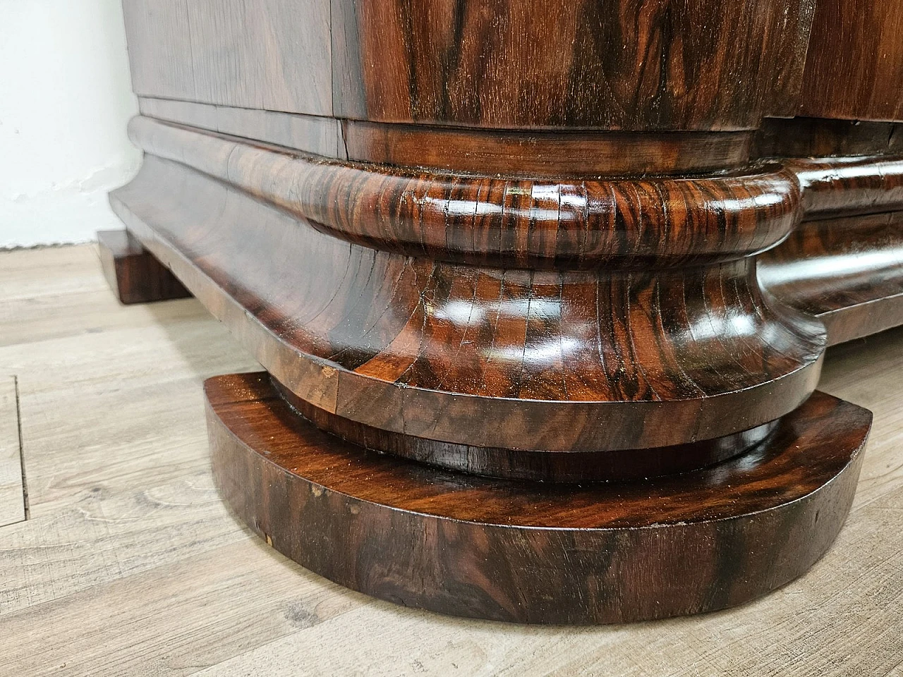 Art Deco Venetian Sideboard in Walnut Root with Internal Drawers by Levi Minzi, Padua, 1940s 30