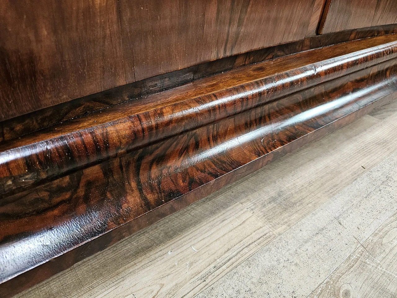 Art Deco Venetian Sideboard in Walnut Root with Internal Drawers by Levi Minzi, Padua, 1940s 32