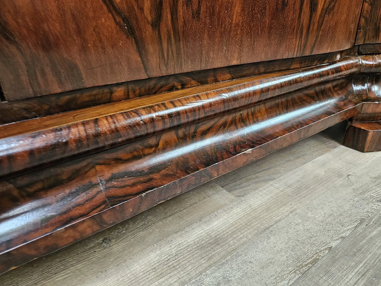 Art Deco Venetian Sideboard in Walnut Root with Internal Drawers by Levi Minzi, Padua, 1940s 33