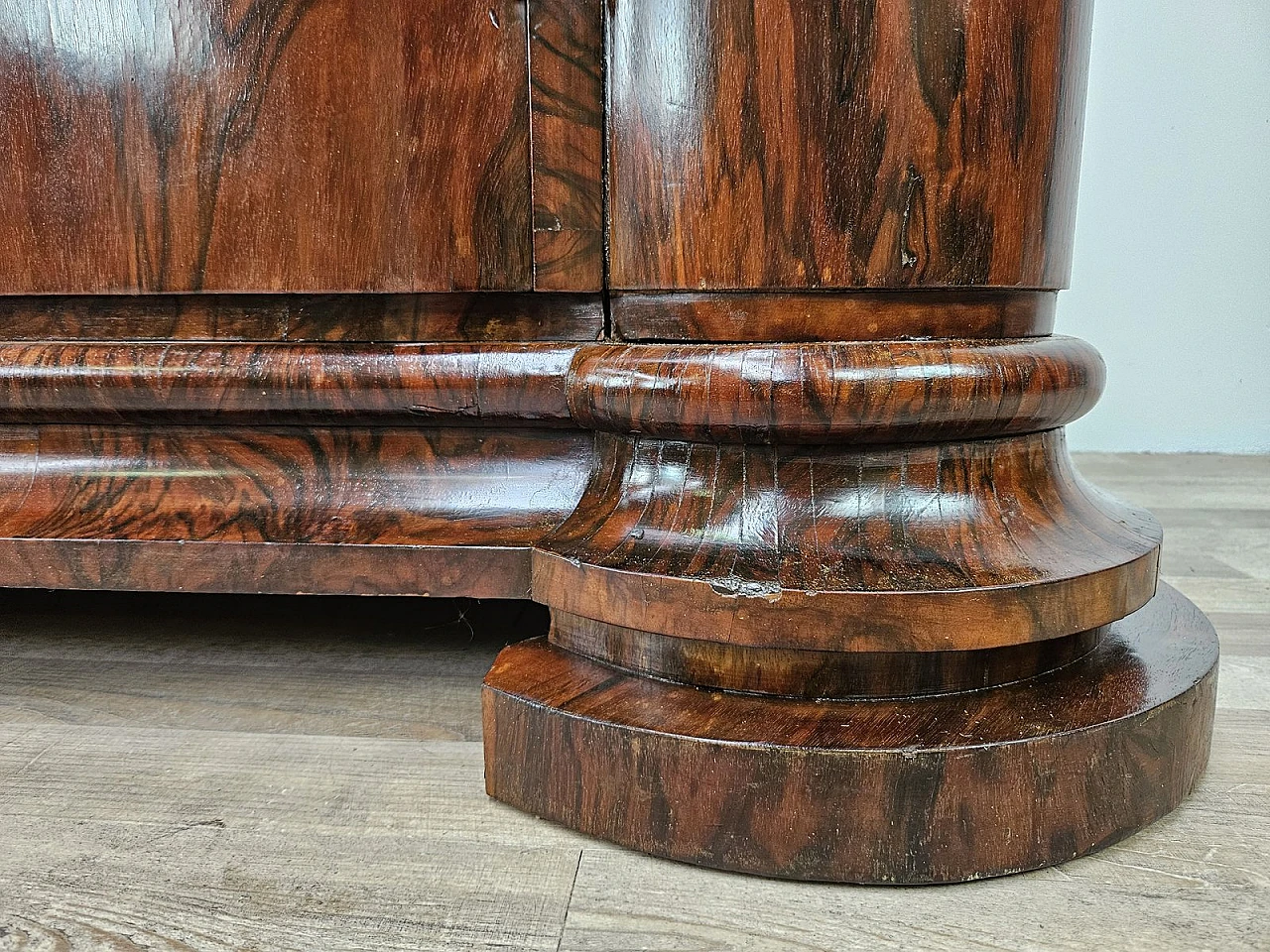 Art Deco Venetian Sideboard in Walnut Root with Internal Drawers by Levi Minzi, Padua, 1940s 34