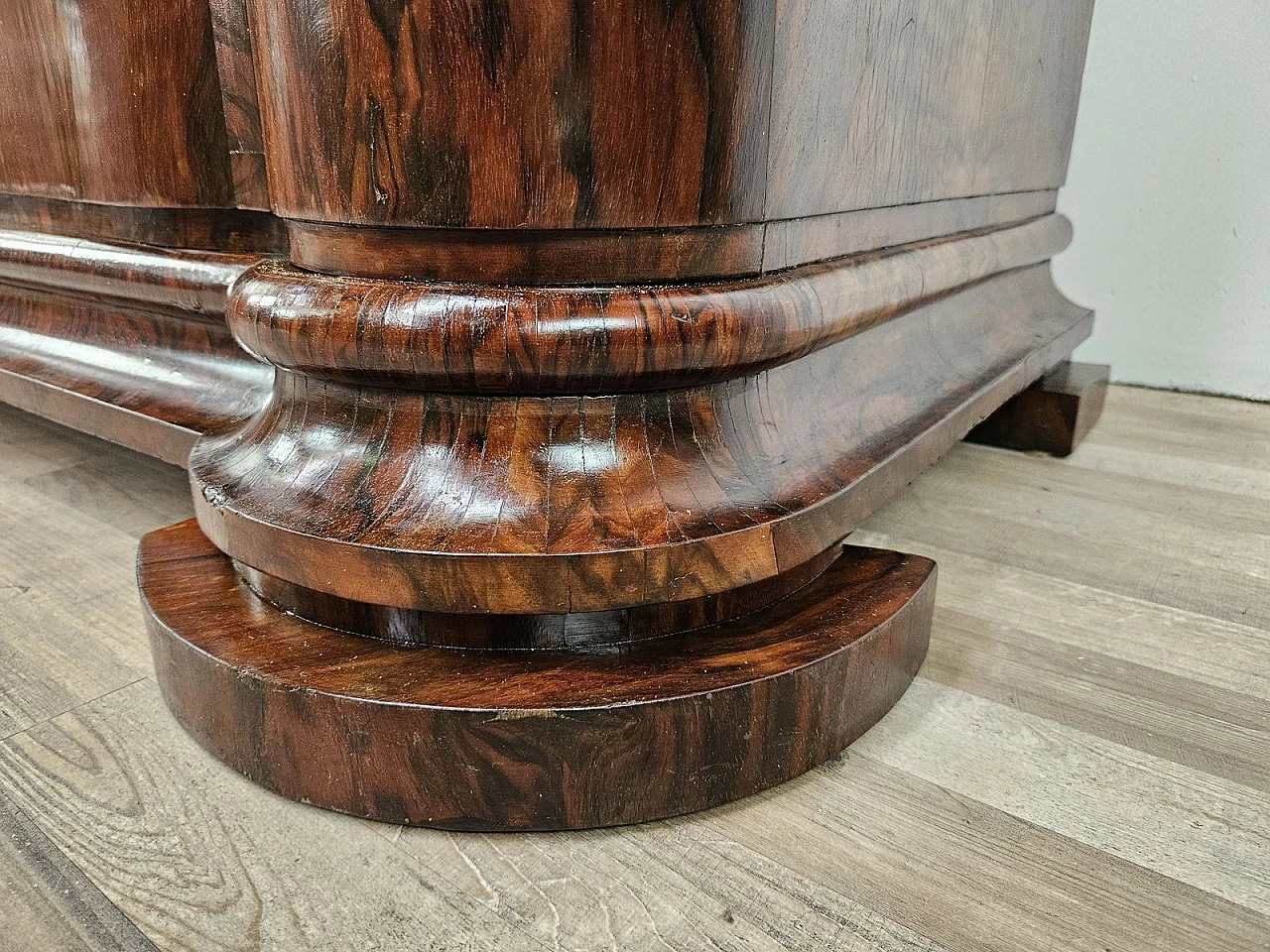 Art Deco Venetian Sideboard in Walnut Root with Internal Drawers by Levi Minzi, Padua, 1940s 35