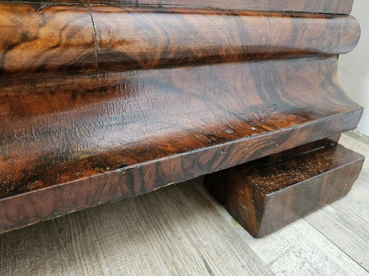 Art Deco Venetian Sideboard in Walnut Root with Internal Drawers by Levi Minzi, Padua, 1940s 36