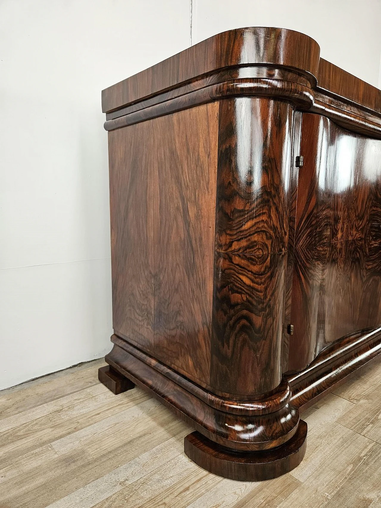 Art Deco Venetian Sideboard in Walnut Root by Levi Minzi, Padua, 1940s 16