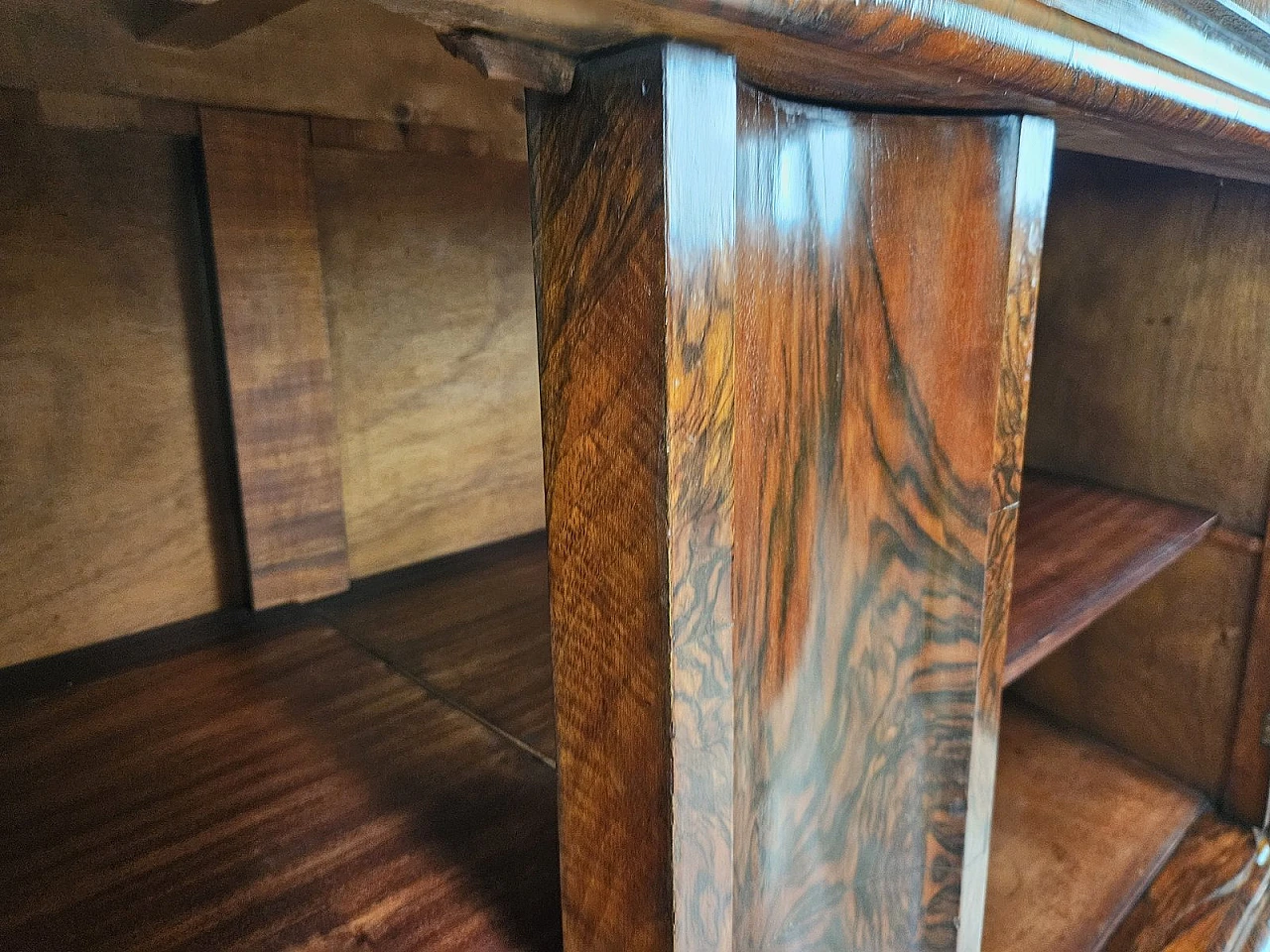 Art Deco Venetian Sideboard in Walnut Root by Levi Minzi, Padua, 1940s 33