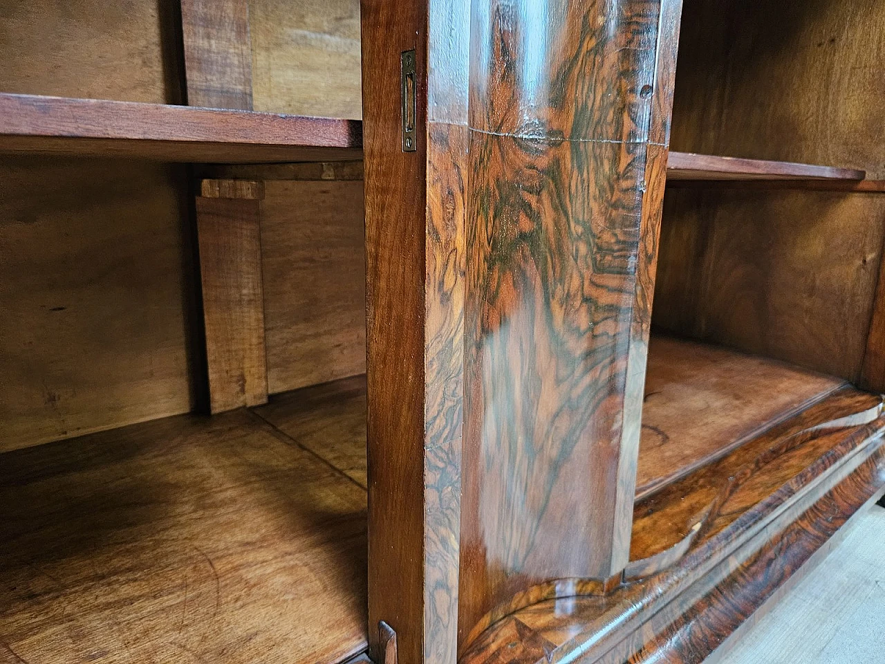 Art Deco Venetian Sideboard in Walnut Root by Levi Minzi, Padua, 1940s 34