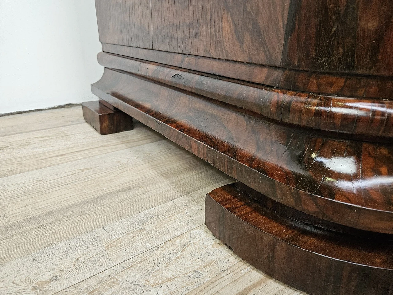 Art Deco Venetian Sideboard in Walnut Root by Levi Minzi, Padua, 1940s 38