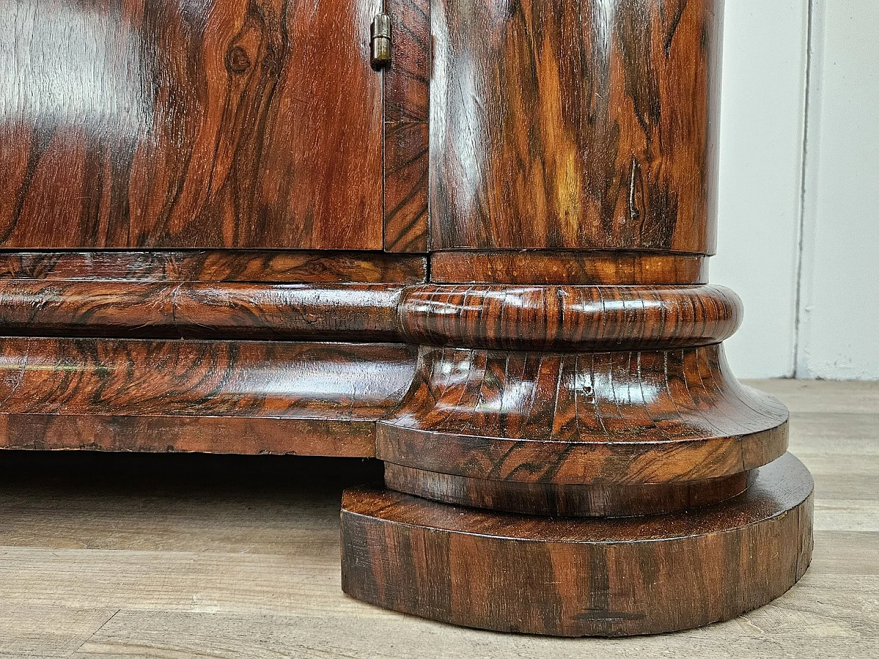 Art Deco Venetian Sideboard in Walnut Root by Levi Minzi, Padua, 1940s 42