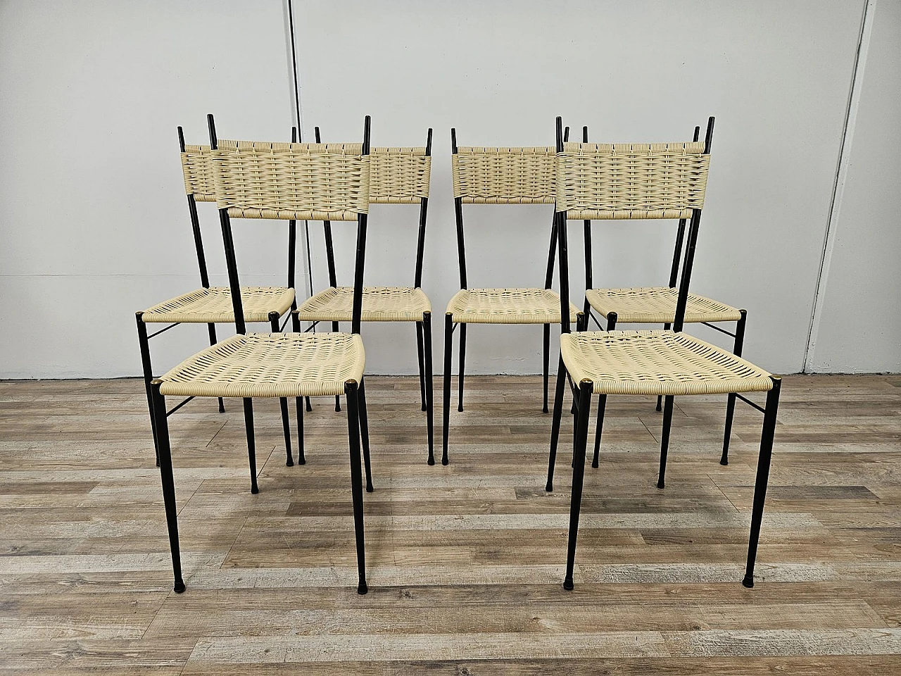 6 Mid-Century chairs in iron and woven plastic, 1970s 1