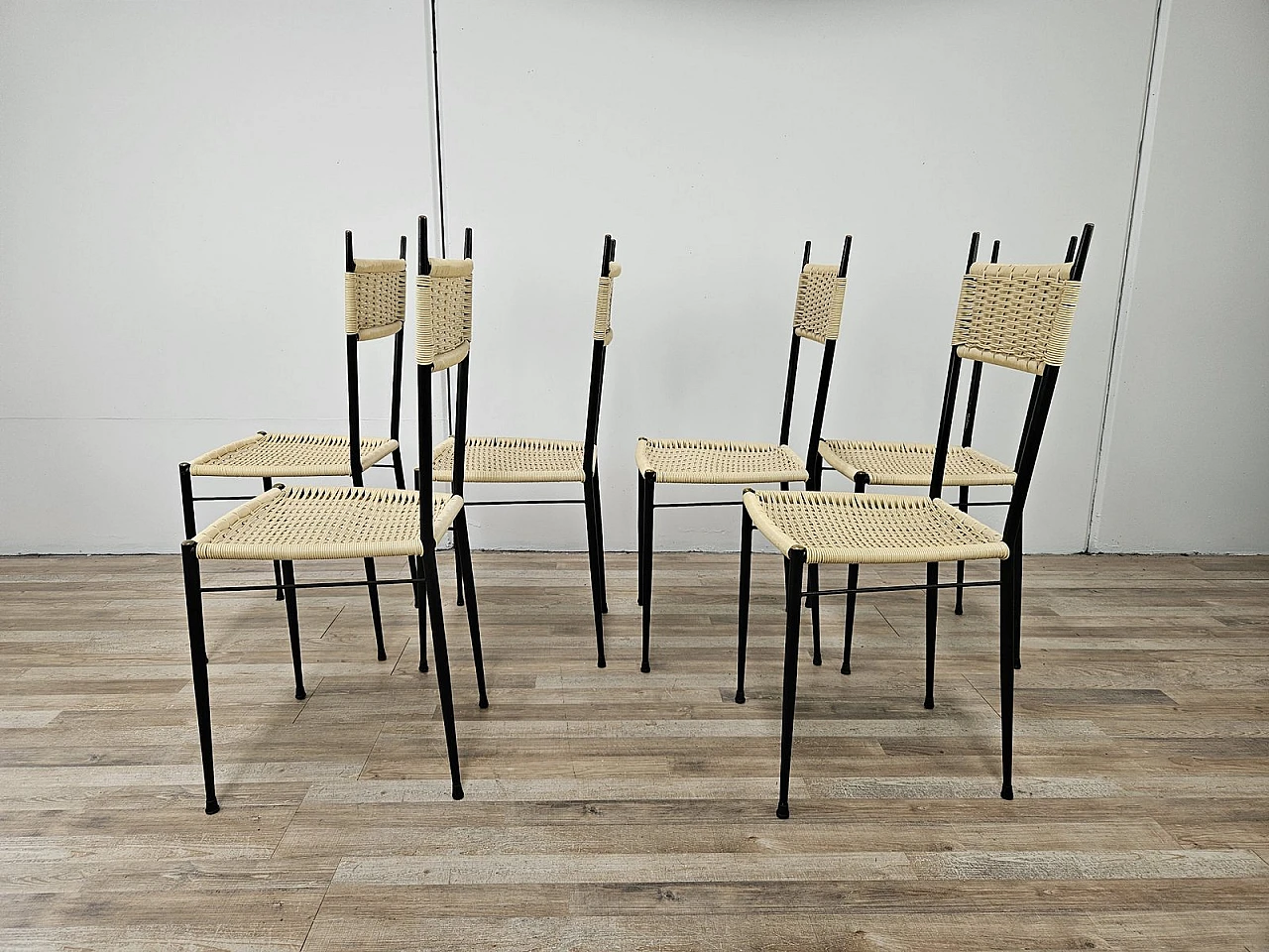 6 Mid-Century chairs in iron and woven plastic, 1970s 4