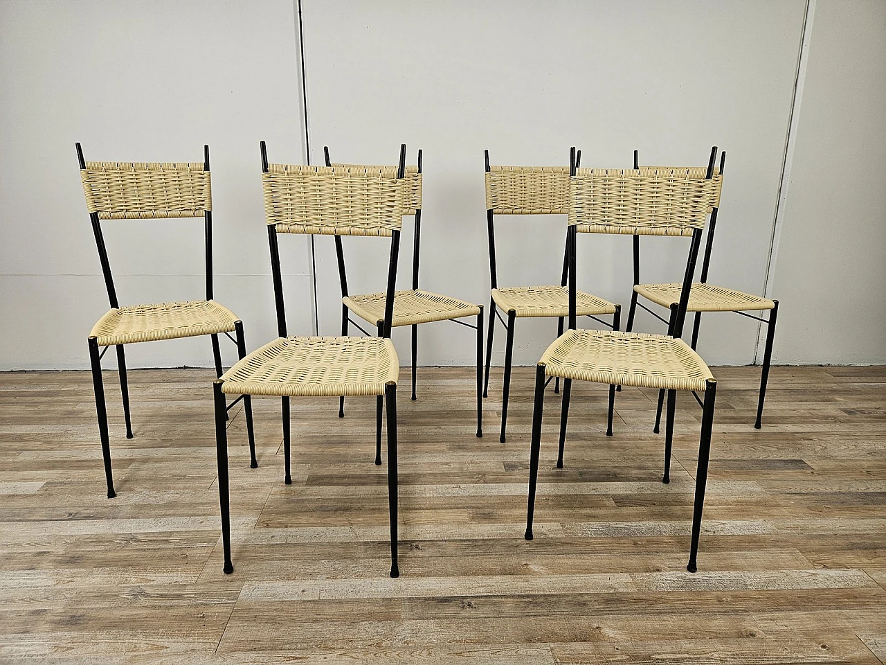 6 Mid-Century chairs in iron and woven plastic, 1970s 5