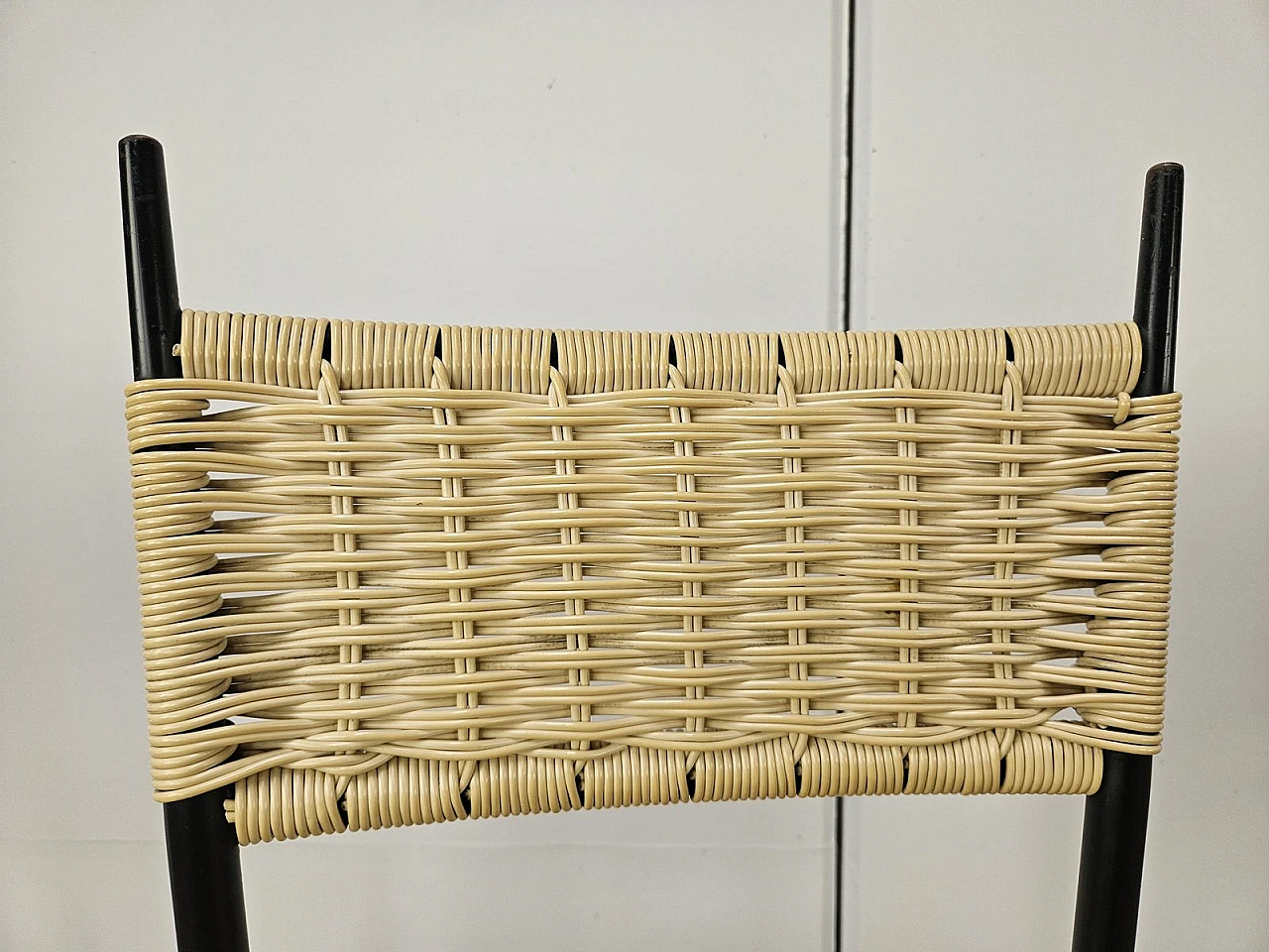 6 Mid-Century chairs in iron and woven plastic, 1970s 6