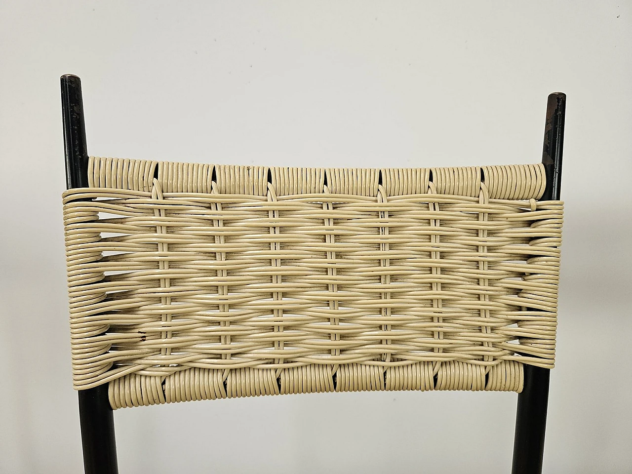 6 Mid-Century chairs in iron and woven plastic, 1970s 7