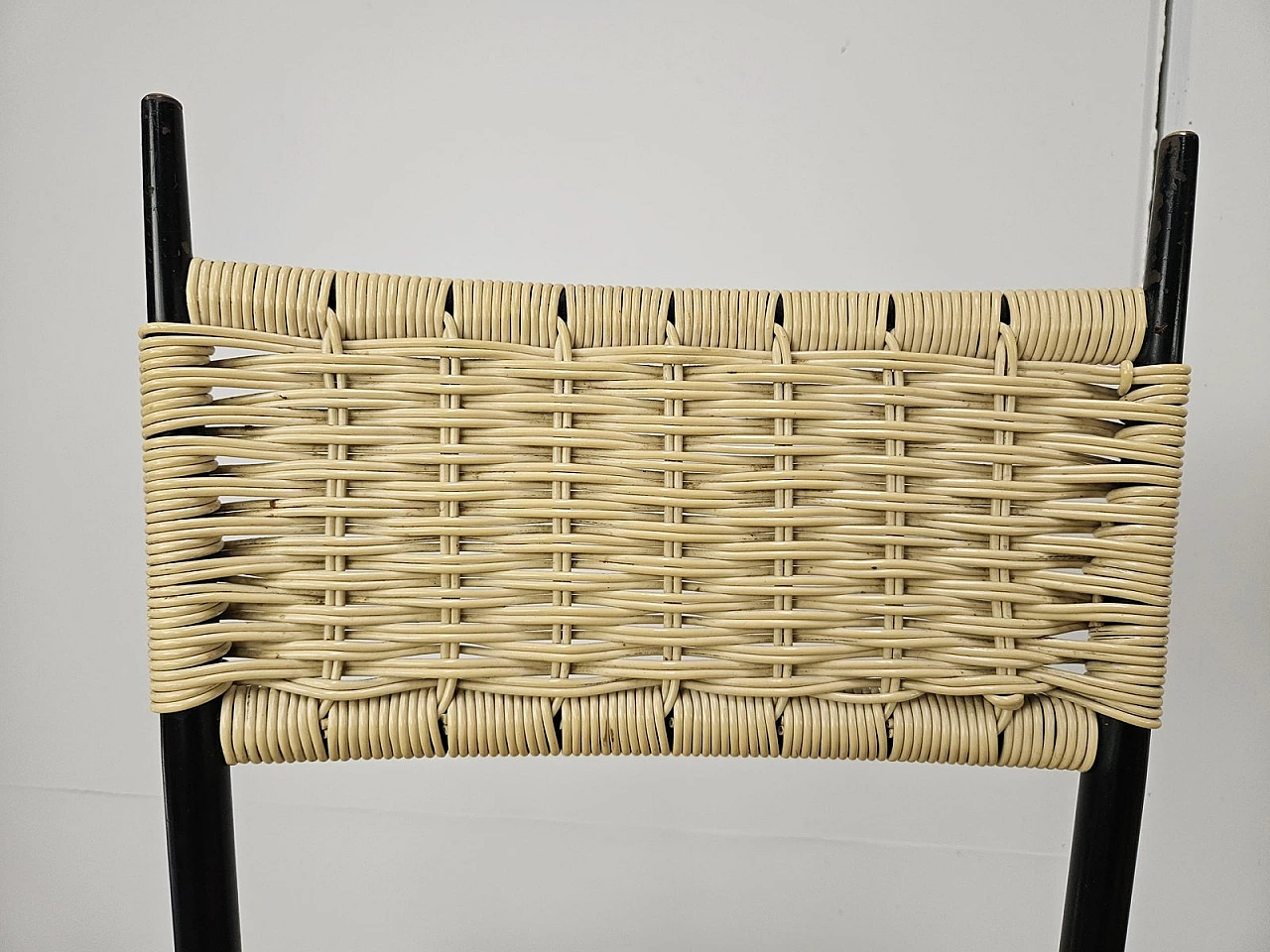 6 Mid-Century chairs in iron and woven plastic, 1970s 9