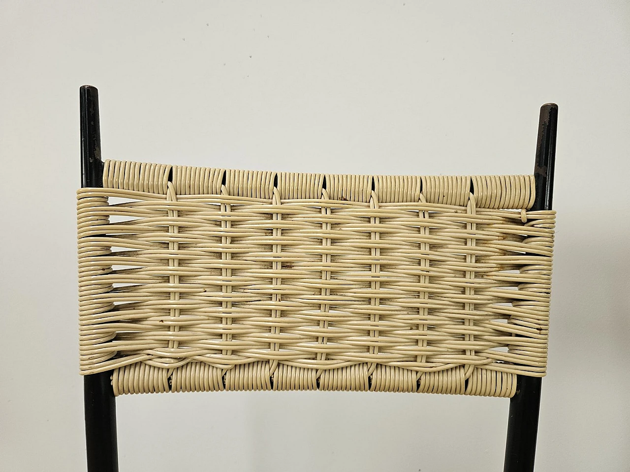 6 Mid-Century chairs in iron and woven plastic, 1970s 10