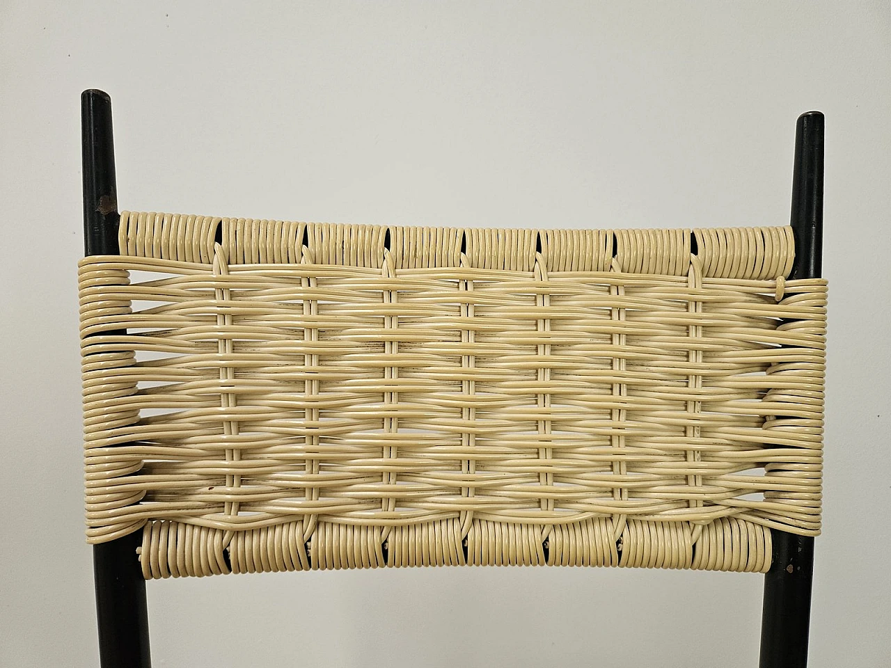 6 Mid-Century chairs in iron and woven plastic, 1970s 11