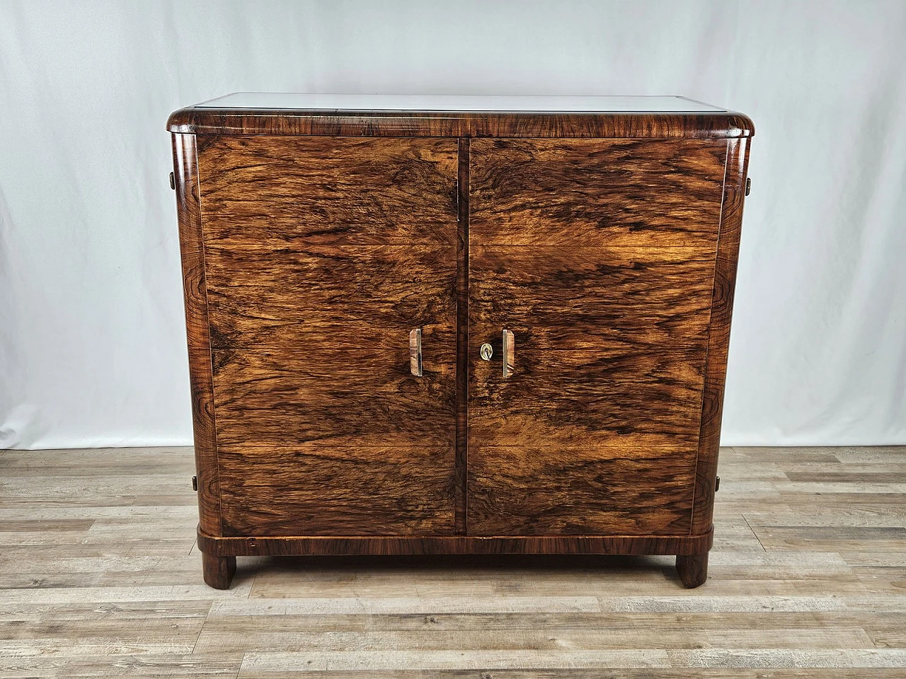 Walnut-root sideboard with internal drawers, 1930s 1