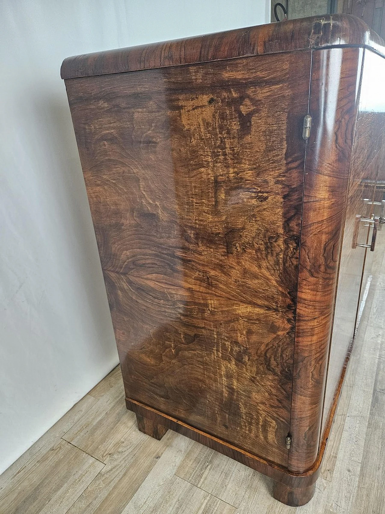 Walnut-root sideboard with internal drawers, 1930s 2