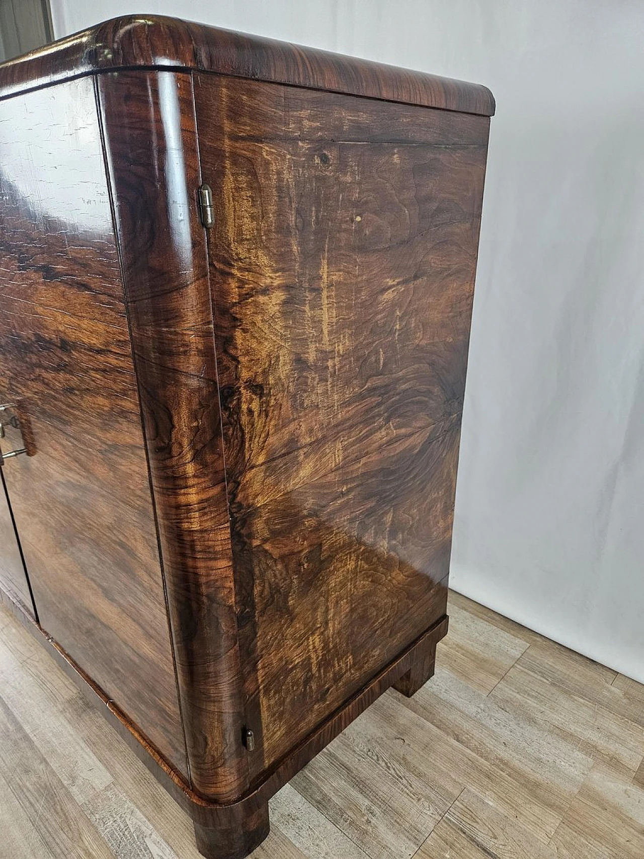 Walnut-root sideboard with internal drawers, 1930s 3