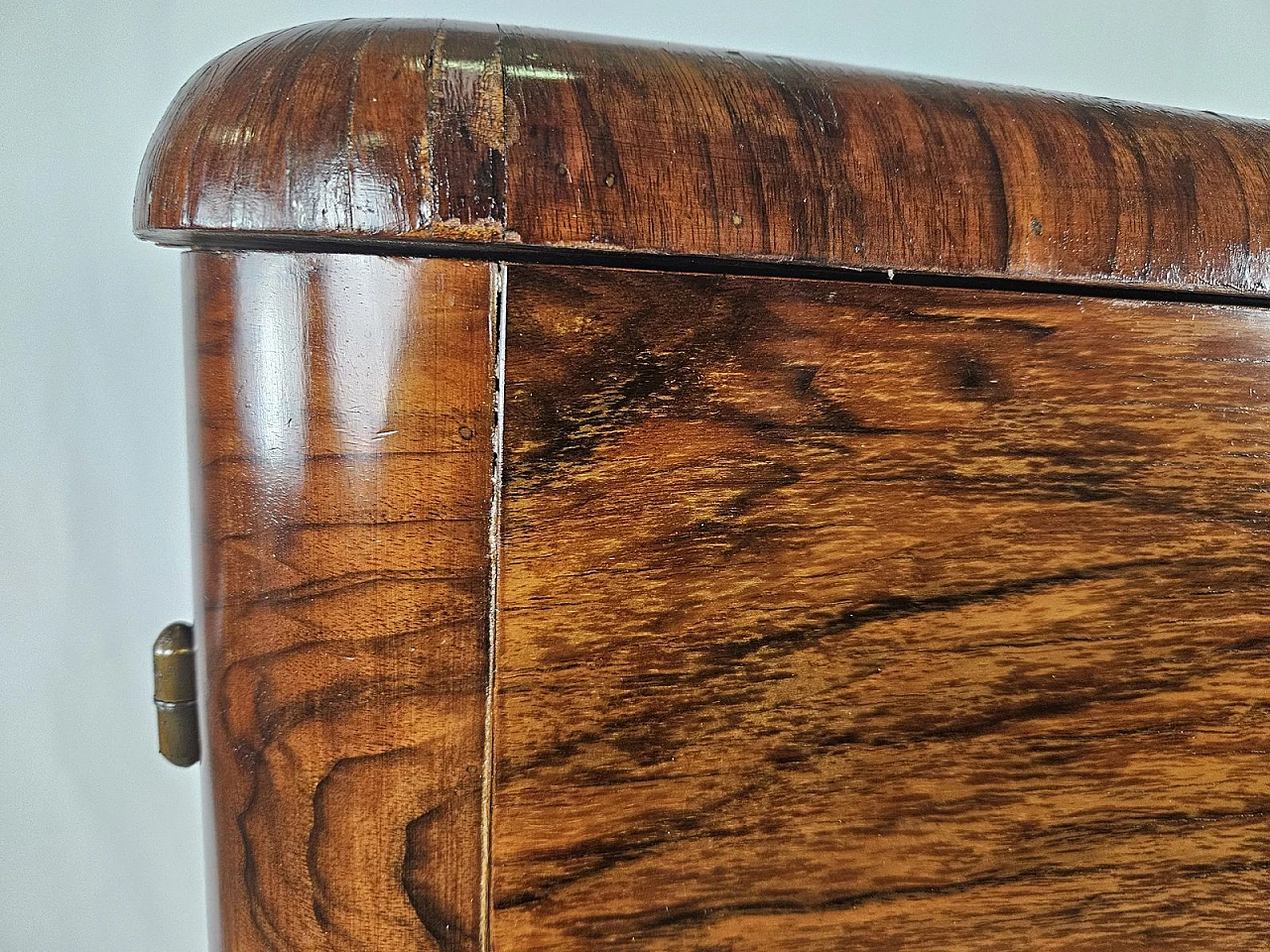 Walnut-root sideboard with internal drawers, 1930s 12