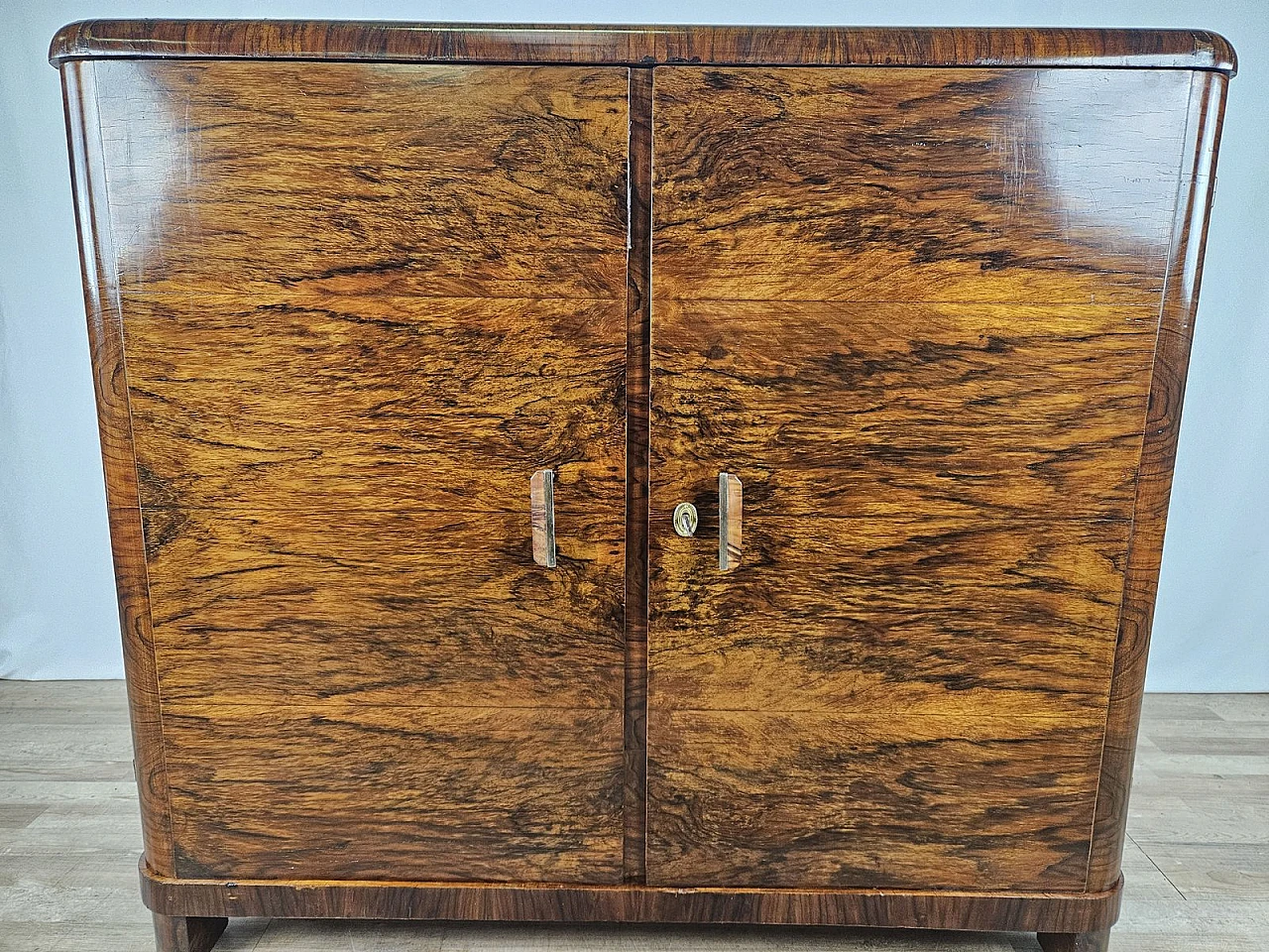 Walnut-root sideboard with internal drawers, 1930s 14