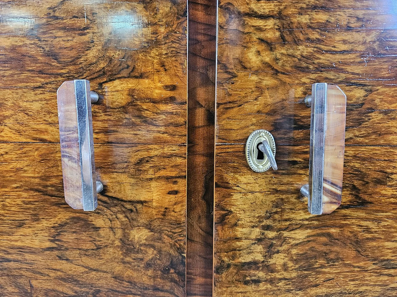 Walnut-root sideboard with internal drawers, 1930s 15