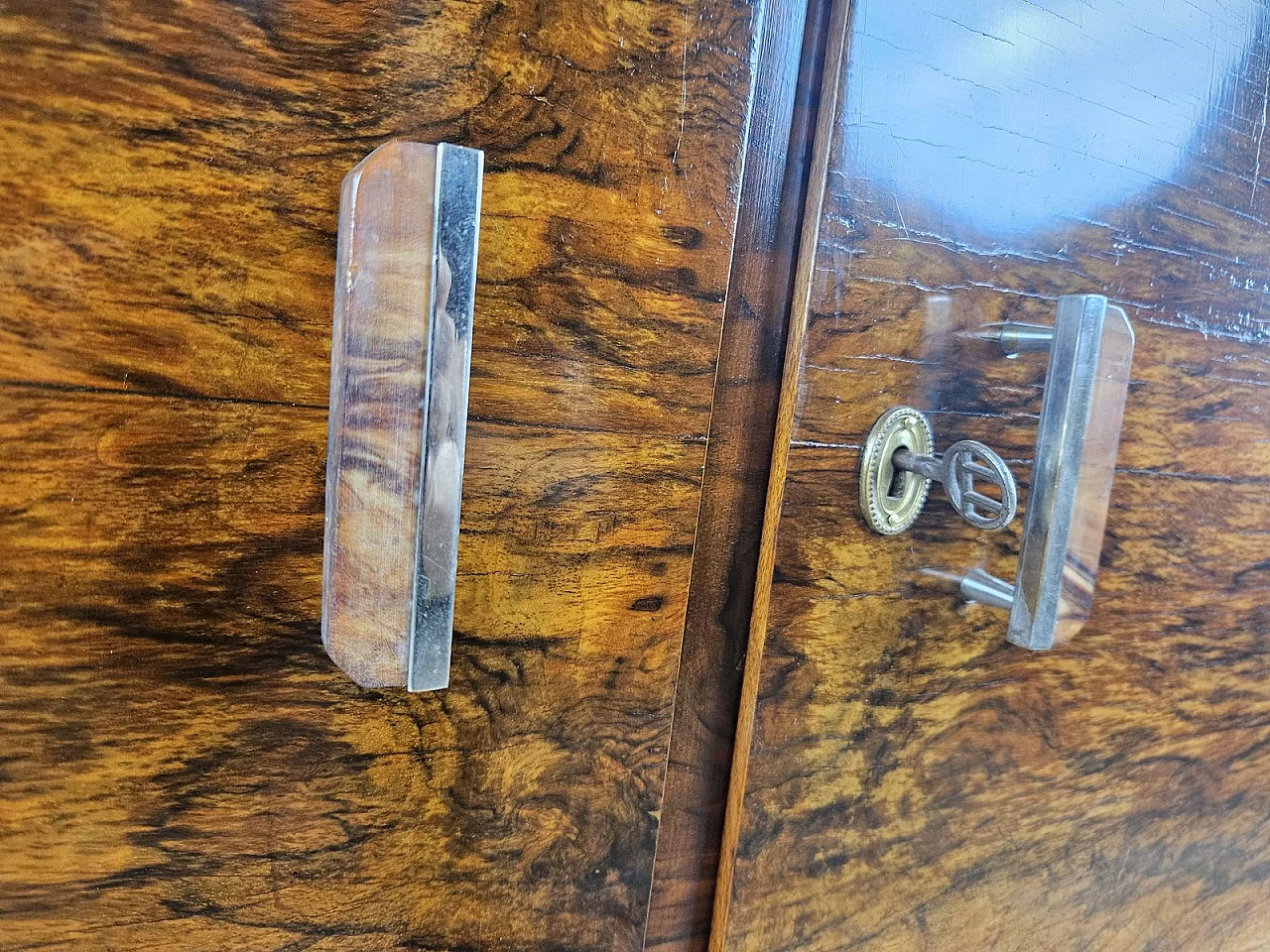 Walnut-root sideboard with internal drawers, 1930s 16