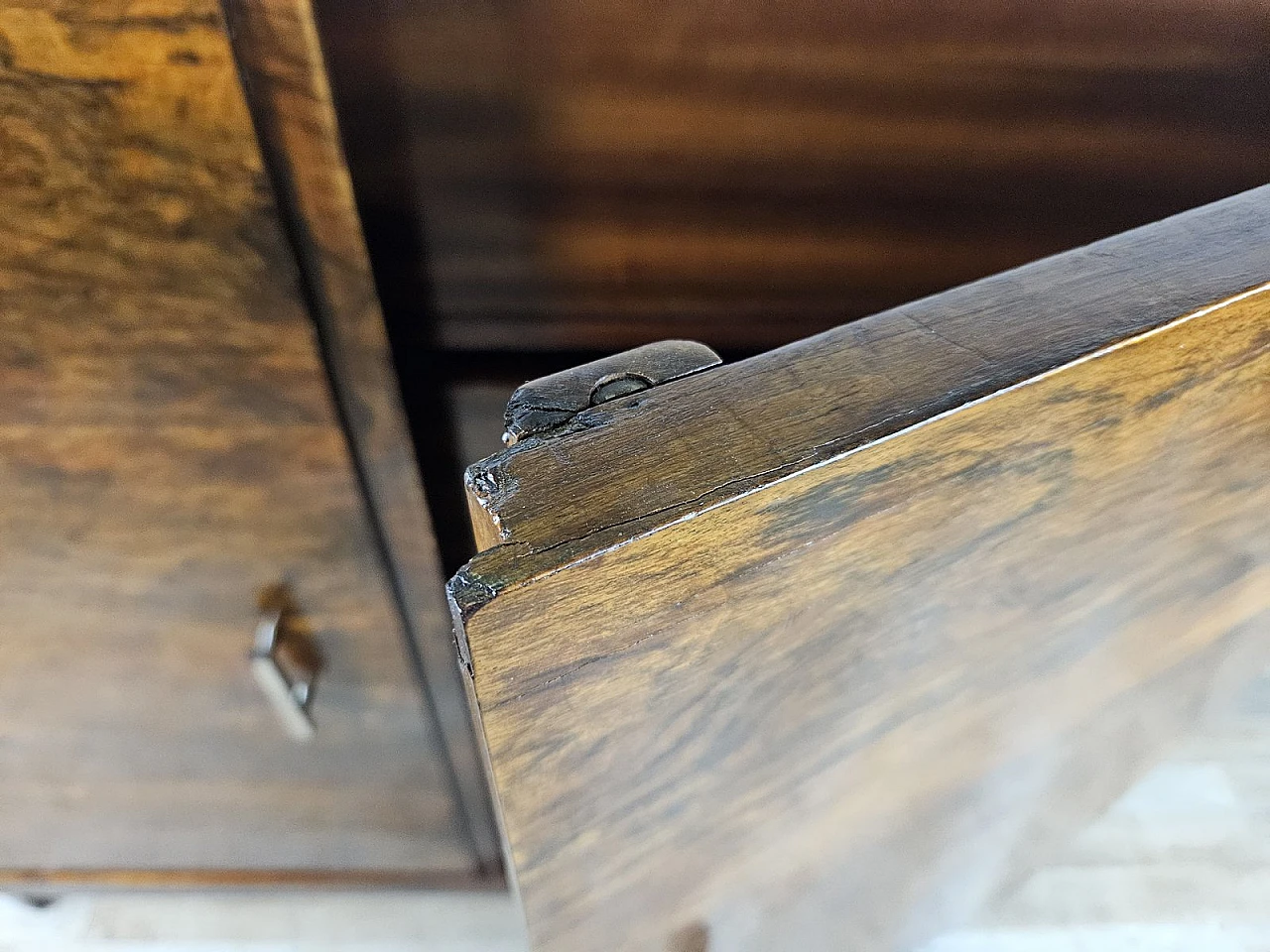 Walnut-root sideboard with internal drawers, 1930s 20