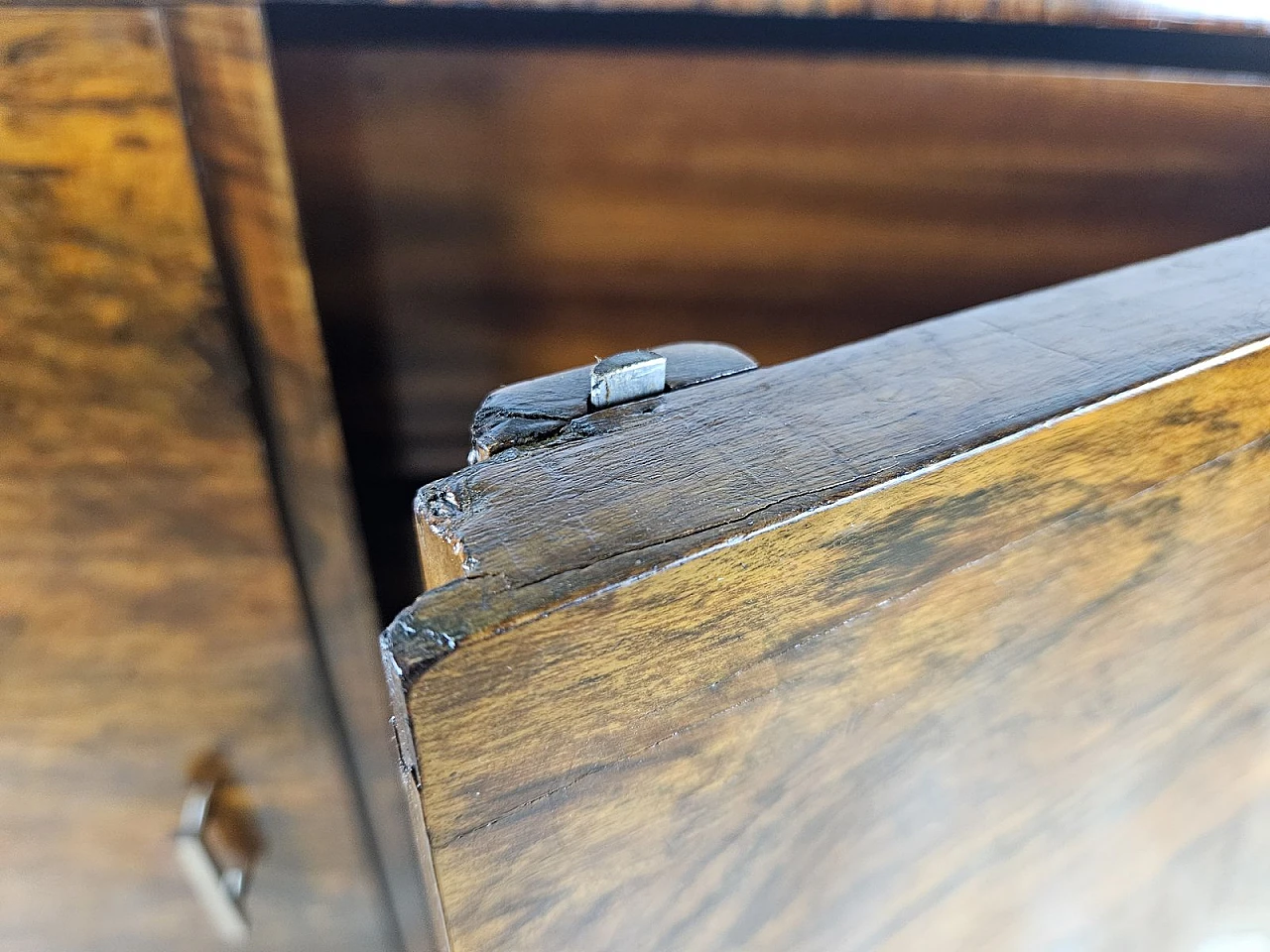 Walnut-root sideboard with internal drawers, 1930s 21