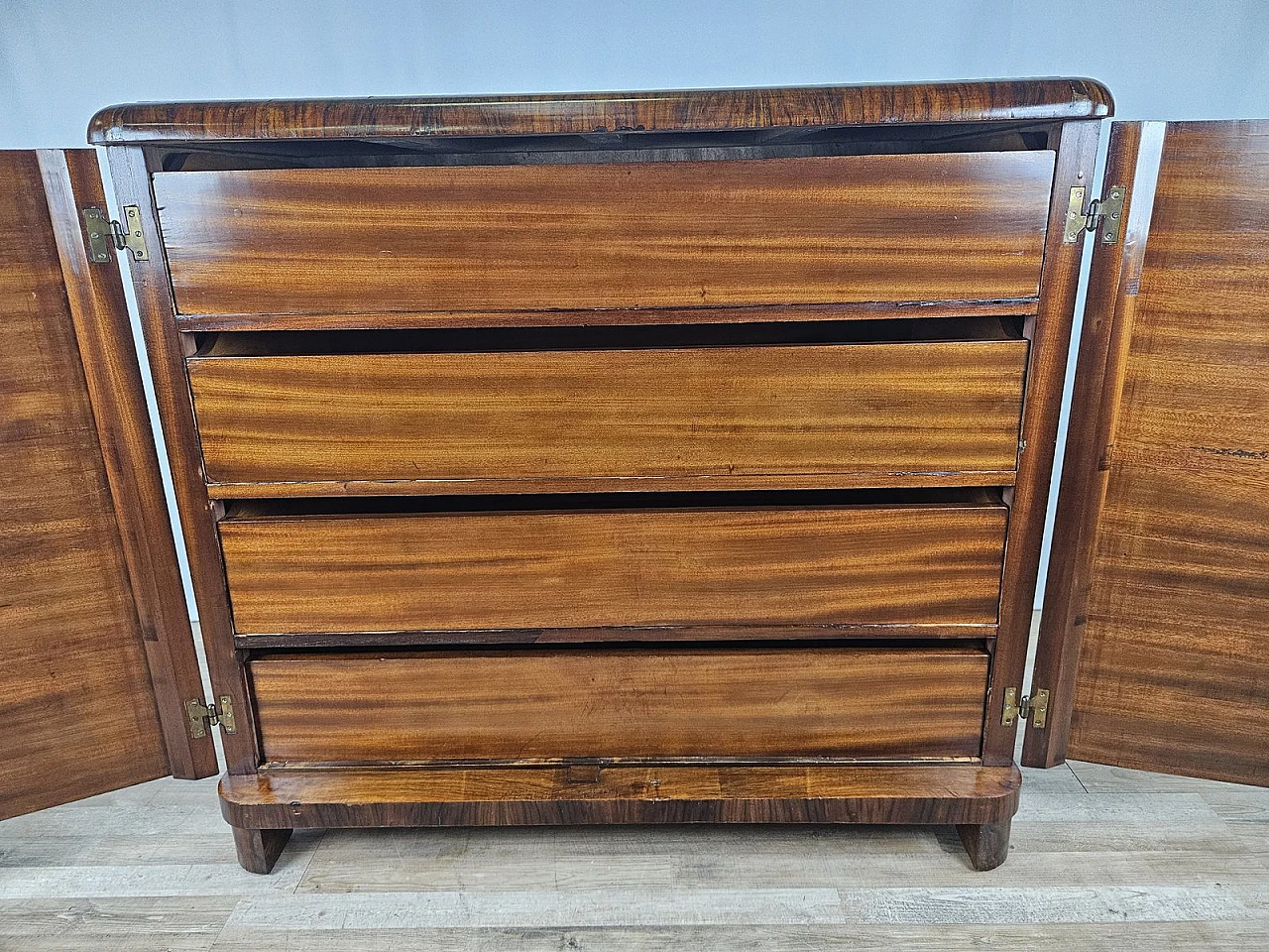 Walnut-root sideboard with internal drawers, 1930s 22