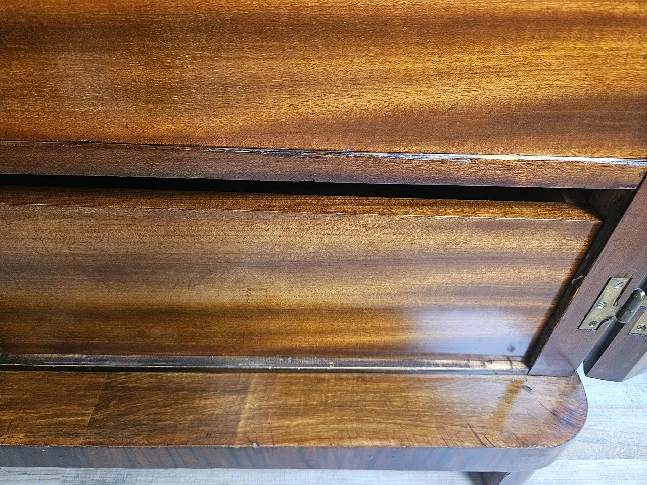 Walnut-root sideboard with internal drawers, 1930s 29