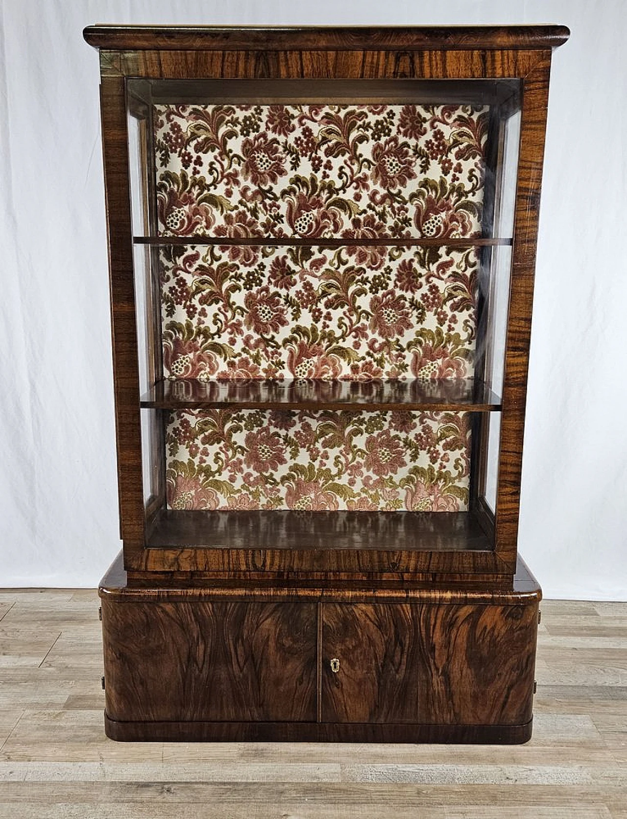 Showcase in walnut root with lateral doors and shelves, 1940s 1