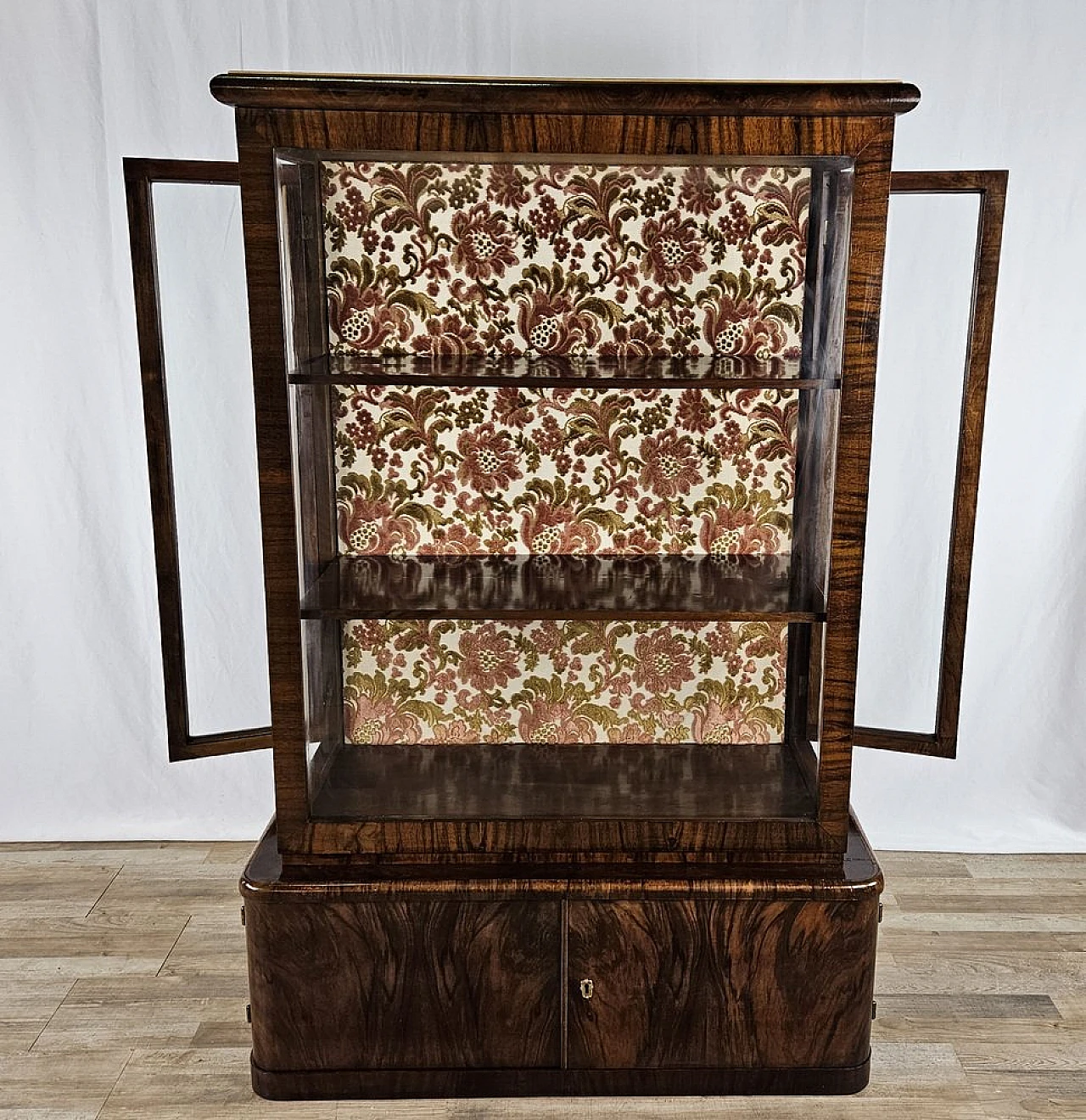 Showcase in walnut root with lateral doors and shelves, 1940s 2