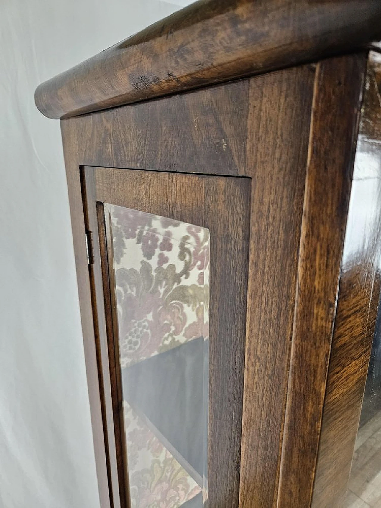 Showcase in walnut root with lateral doors and shelves, 1940s 3