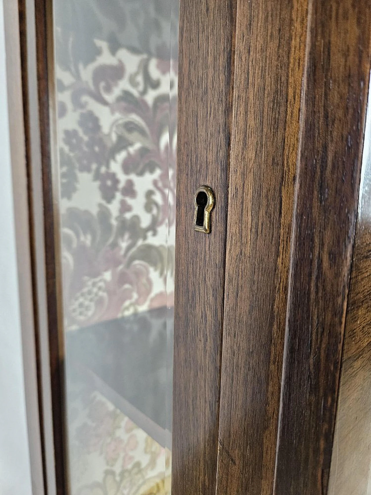 Showcase in walnut root with lateral doors and shelves, 1940s 4