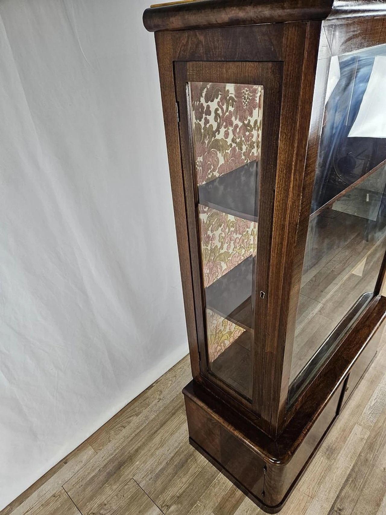 Showcase in walnut root with lateral doors and shelves, 1940s 6