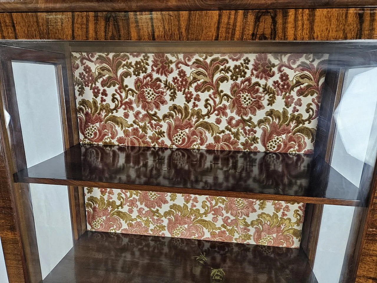 Showcase in walnut root with lateral doors and shelves, 1940s 7