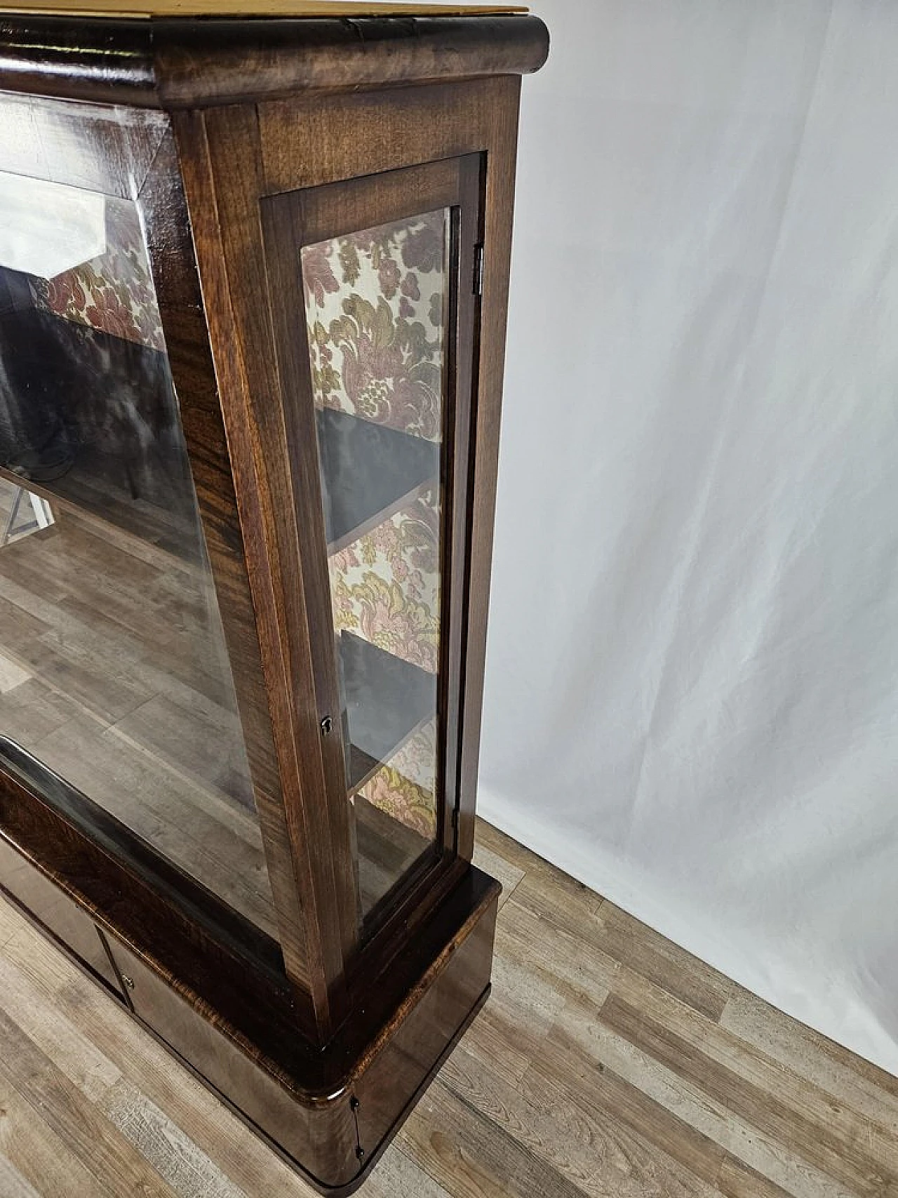 Showcase in walnut root with lateral doors and shelves, 1940s 8