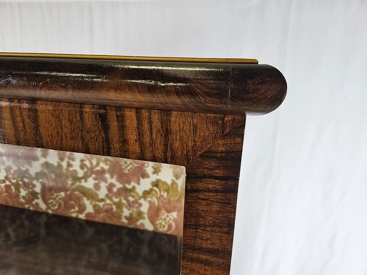 Showcase in walnut root with lateral doors and shelves, 1940s 9