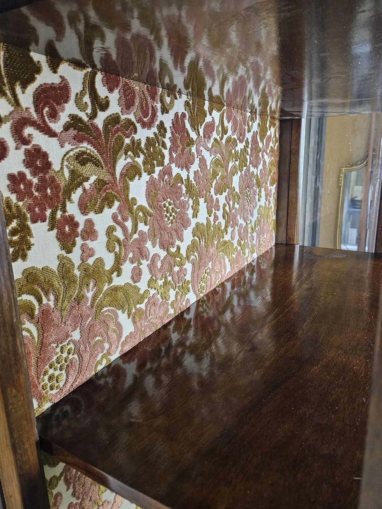 Showcase in walnut root with lateral doors and shelves, 1940s 12