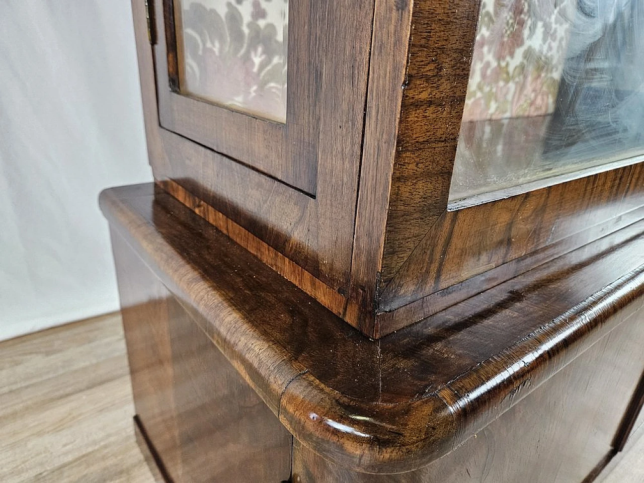 Showcase in walnut root with lateral doors and shelves, 1940s 13