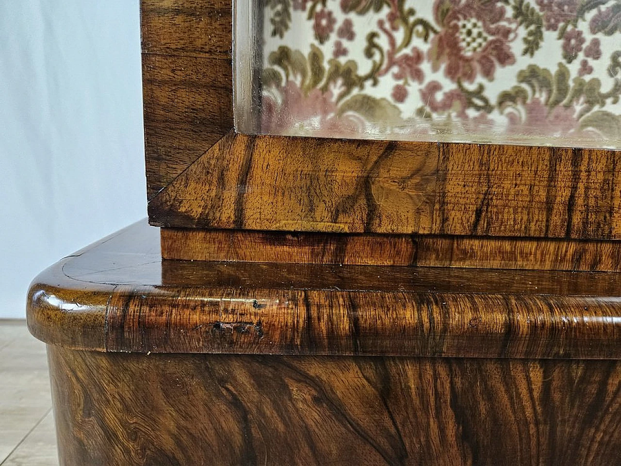 Showcase in walnut root with lateral doors and shelves, 1940s 14