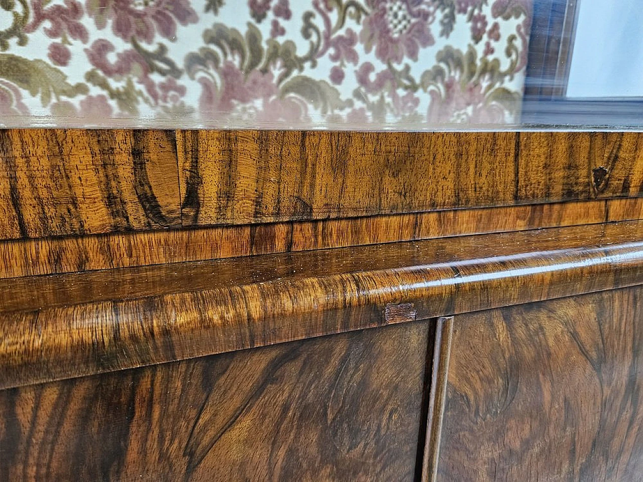 Showcase in walnut root with lateral doors and shelves, 1940s 16