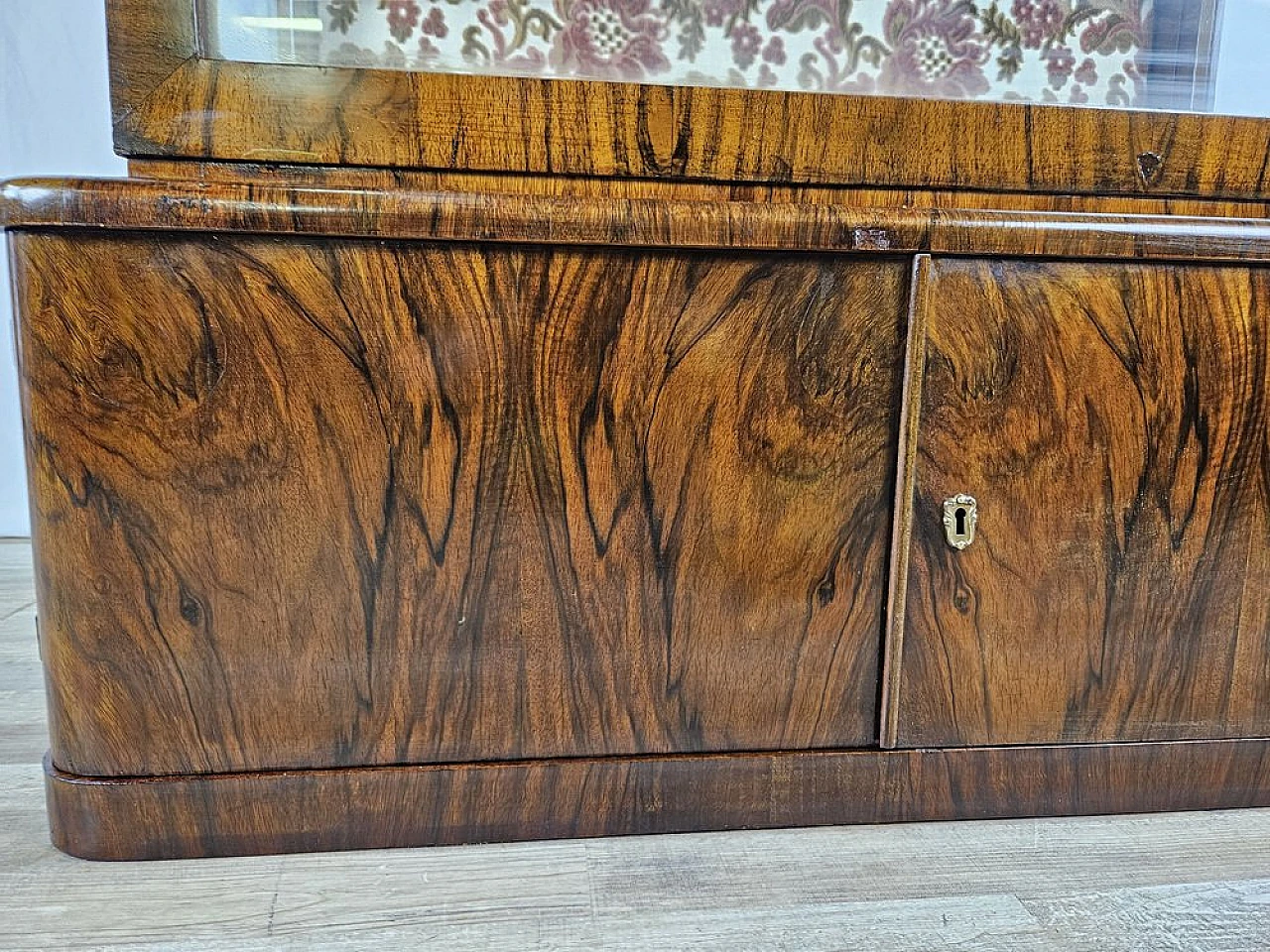 Showcase in walnut root with lateral doors and shelves, 1940s 17