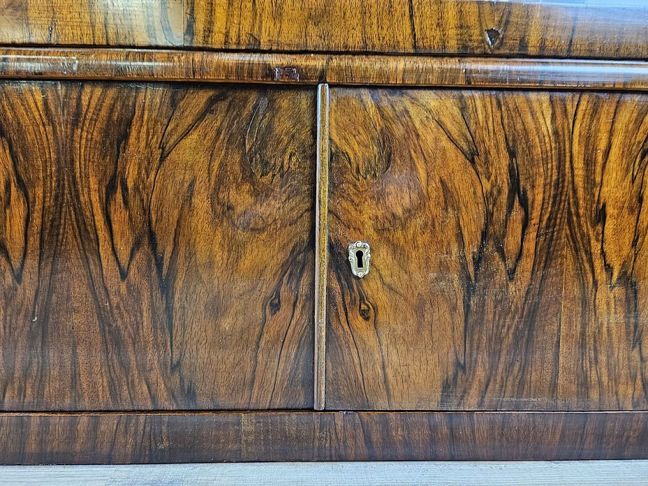 Showcase in walnut root with lateral doors and shelves, 1940s 18